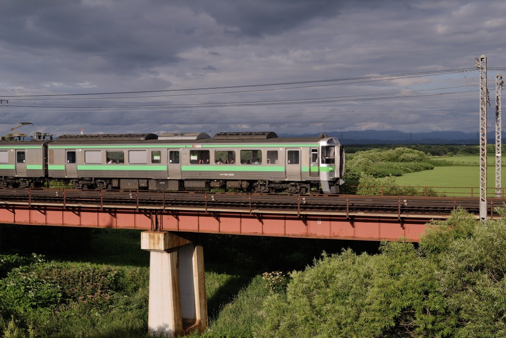 夕張川橋梁を渡る７２１系電車
