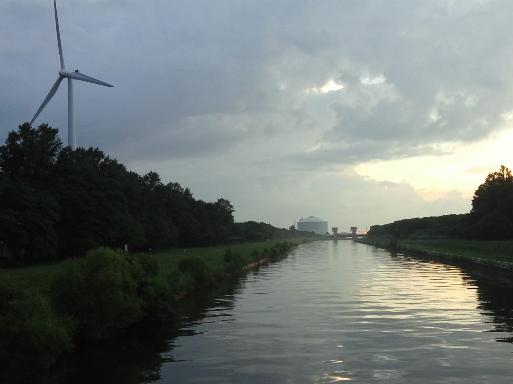 風車と石狩放水路河口