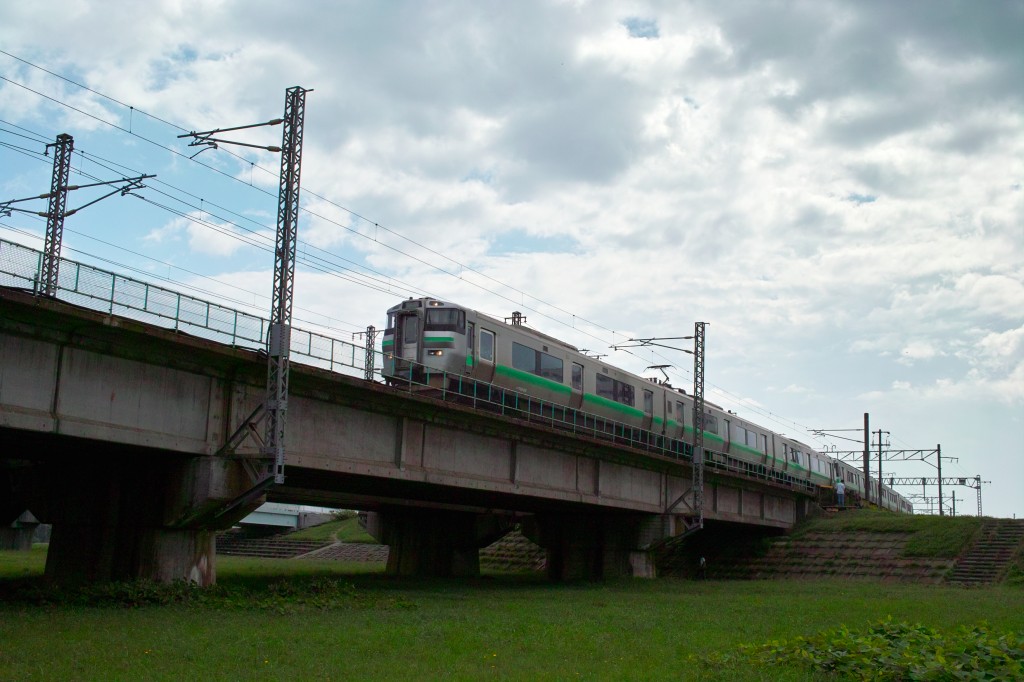 豊平川橋梁を渡る733系電車