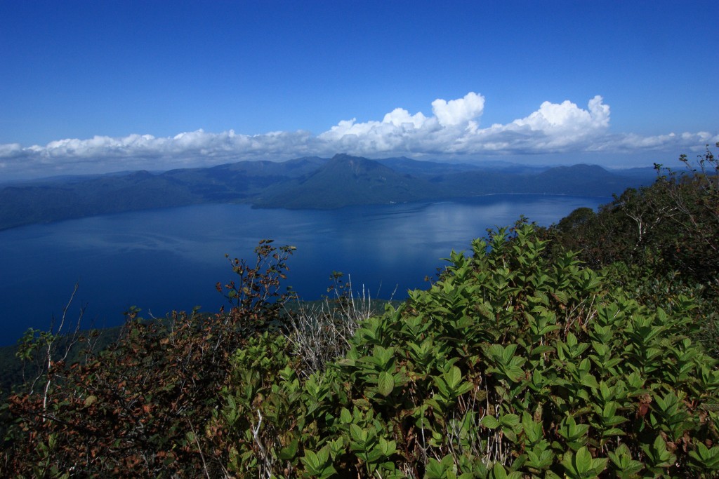 風不死岳山頂から支笏湖を眺める。