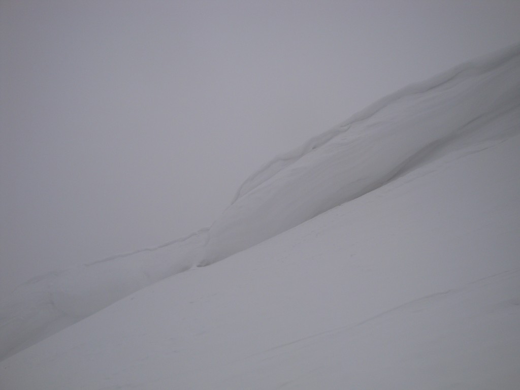 山頂直下の雪庇